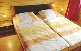 ebenerdig ereichbares Schlafzimmer mit Doppelbett