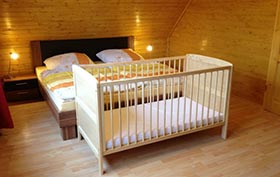 Massivholzmöbel im Schlafzimmer inkl. Kinderbett